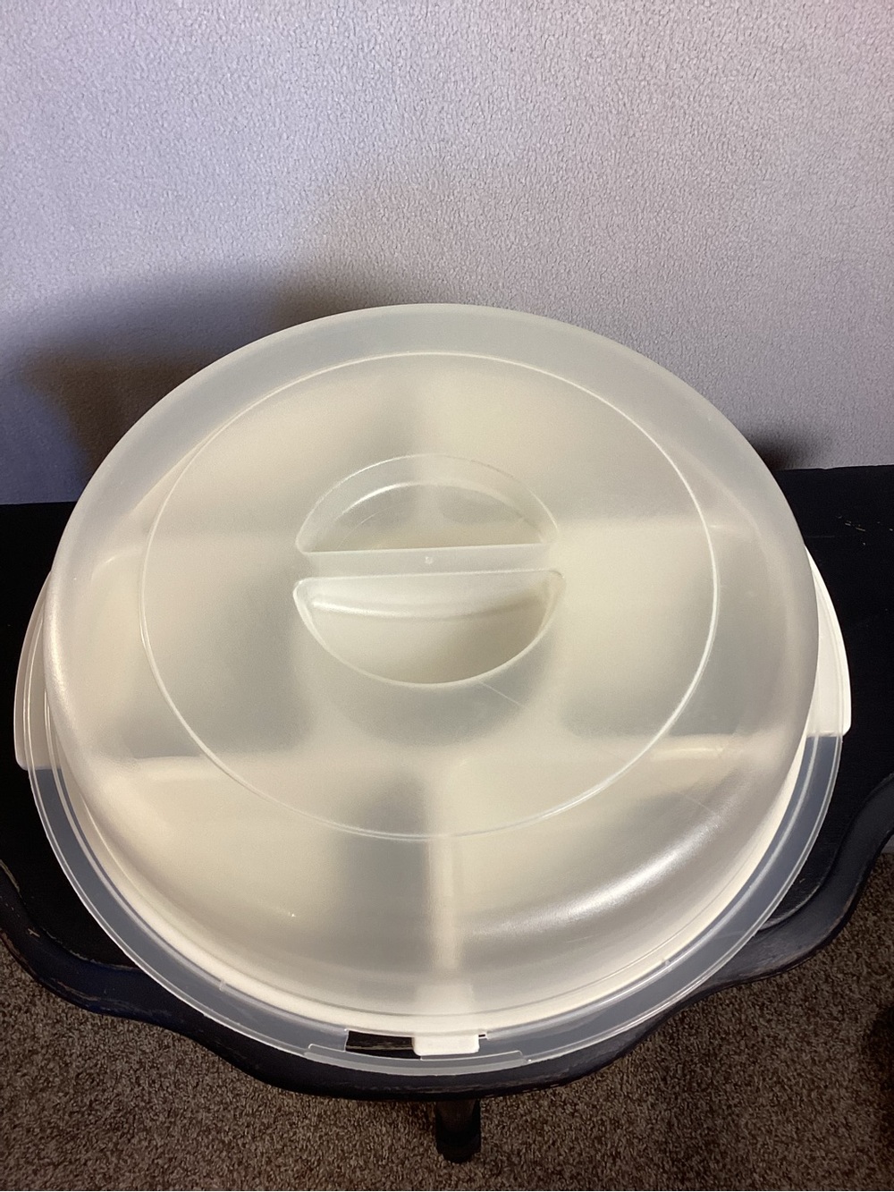 Rubbermaid SERVIN' SAVER 12” Divided Snack Vegetable Chip & Dip Tray w/ Lid Tan